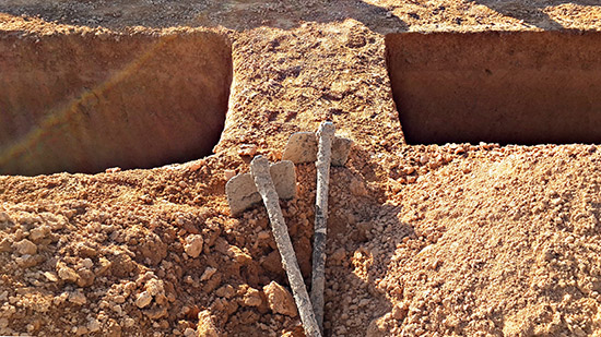 Salah satu hal yang disunahkan dalam mengubur jenazah adalah meninggikan tanah dengan tujuan