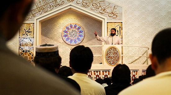 ركعتان فيهما الإمام بالقراءة صلاة يجهر الجمعة صلاة الجمعة